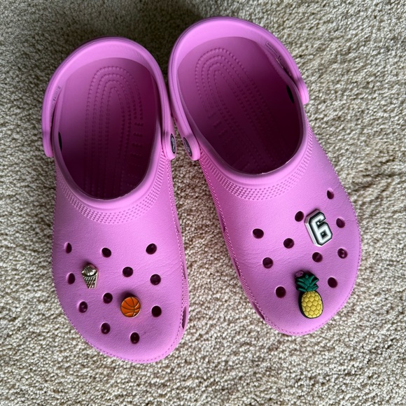Crocs Classic Clog Pink Women’s M7 W9 With Charms Jibbitz - Picture 2 of 7